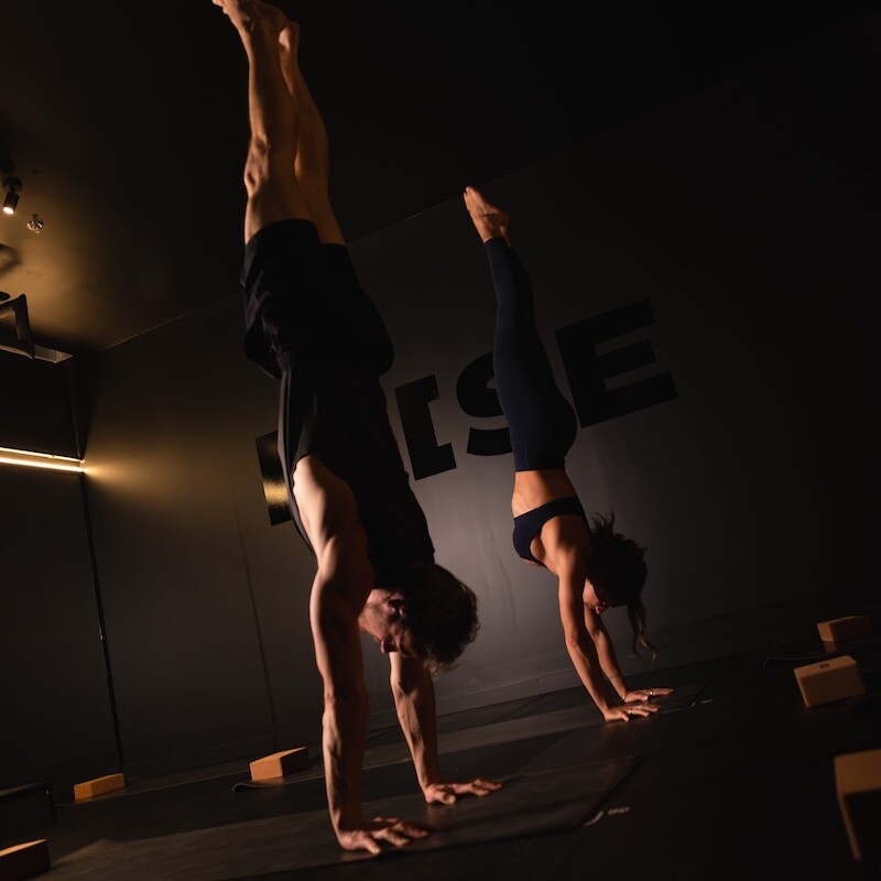 Des personnes qui font un poirier en yoga